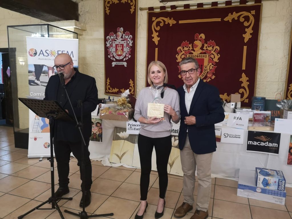 Rosana durante la entrega de reconocimientos de la Cena Solidaria de ASOFEM 2026.