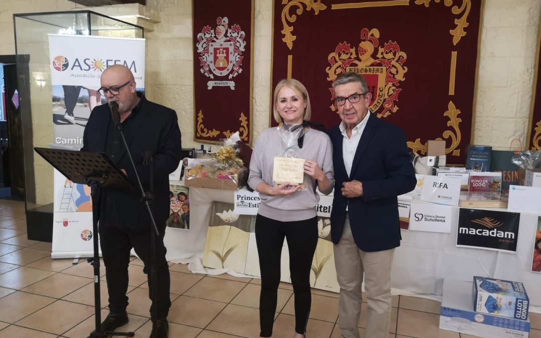 Rosana durante la entrega de reconocimientos de la Cena Solidaria de ASOFEM 2026.